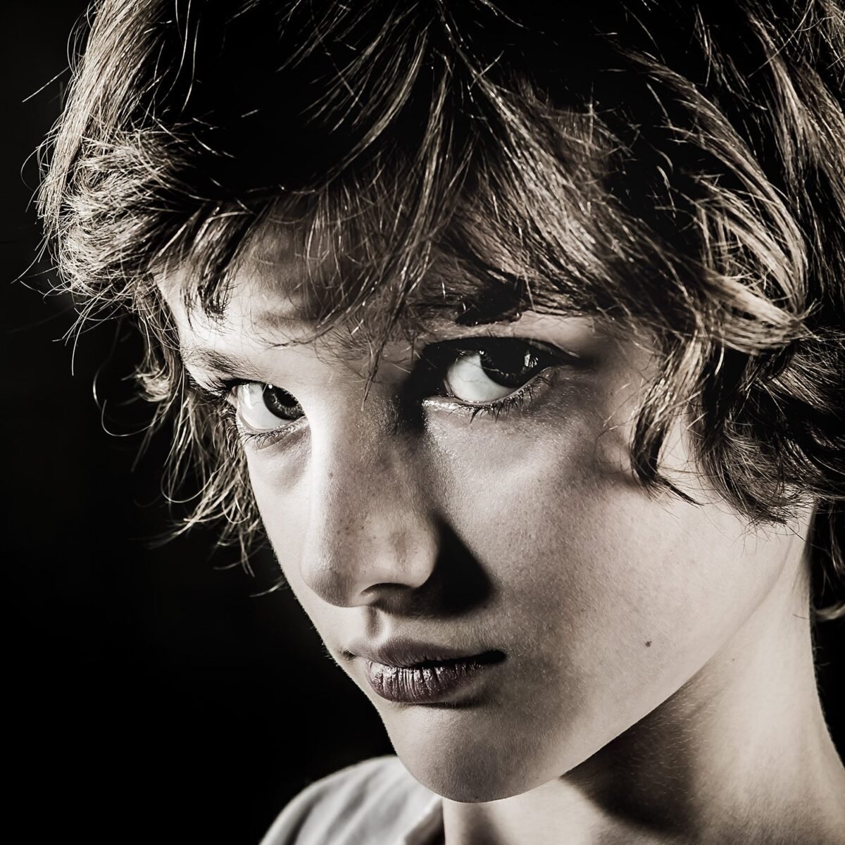 Portrait d'enfant - Photographie d'art par Idan Wizen - Don’t tell me you didn’t know