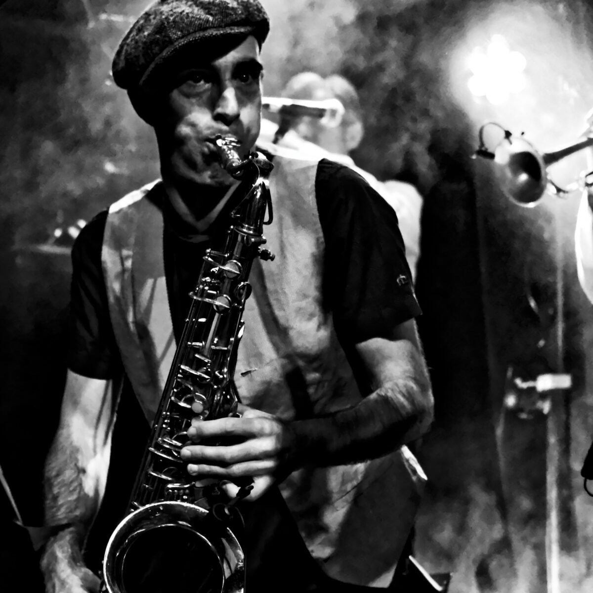 Olivier Combrouze au saxophone lors du concert de Fanfarai au studio l'Ermitage le 23 04 2016